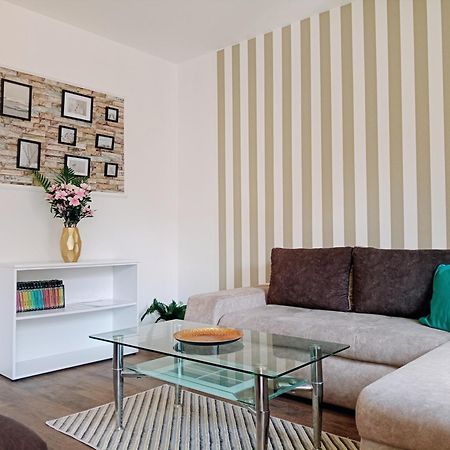 Easy Check In Apartments 021 Vladika Novi Sad Buitenkant foto