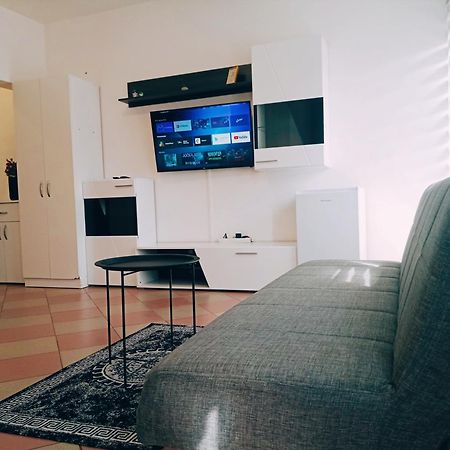 Easy Check In Apartments 021 Vladika Novi Sad Buitenkant foto