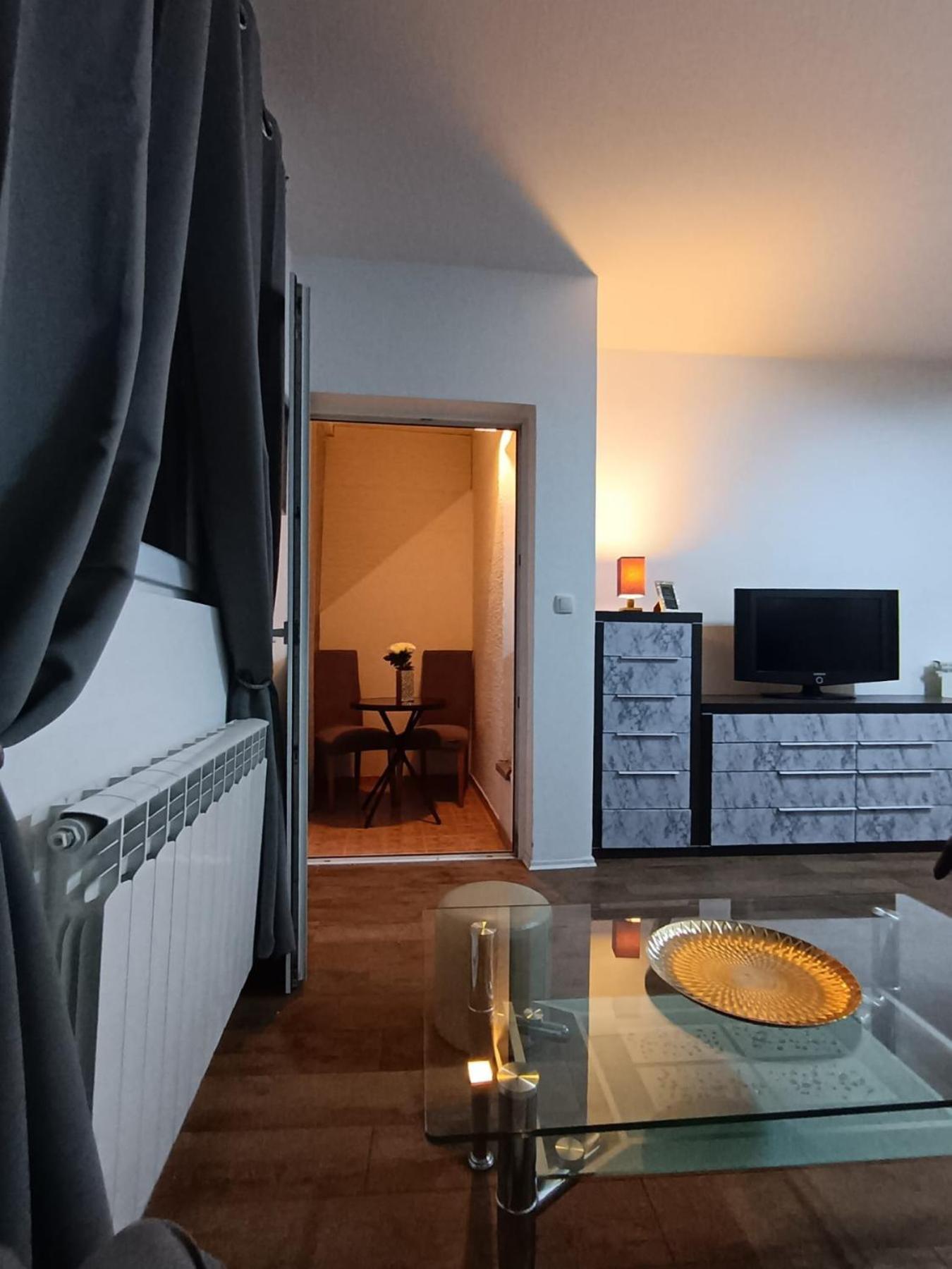 Easy Check In Apartments 021 Vladika Novi Sad Buitenkant foto