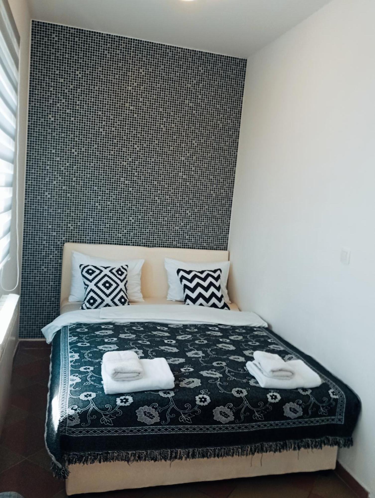 Easy Check In Apartments 021 Vladika Novi Sad Buitenkant foto