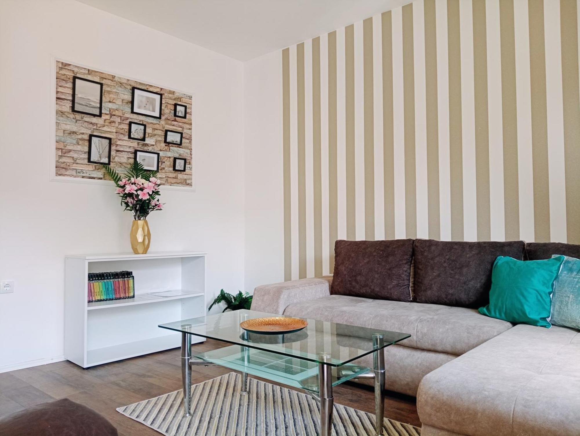 Easy Check In Apartments 021 Vladika Novi Sad Buitenkant foto